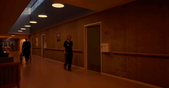 Personalen går på korridorerna med dygnrytmljus på Bauneparken.