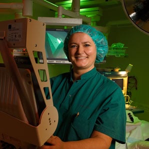 Operationssygeplejerske Yvonne Hansen på operationsstue med ergonomisk lys fra Chromaviso