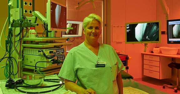 Healthworker standing in an operating theatre with ergonomic lighting