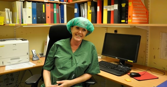 Anja Fönslund, tekniskt ansvarig sjuksköterska, sitter och ler vid sitt skrivbord