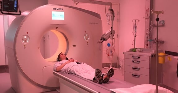 Sundhedspersonale viser hvordan den nye scanner på Esbjerg Sygehus virker