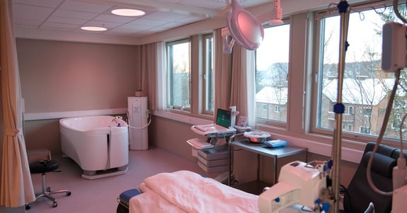 Delivery room with tub and Chroma Zenit circadian lighting at Ringerike in Norway