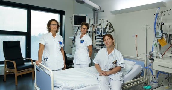 Tre sygeplejersker på en hospitalsstue med døgnrytmelys på sygehus i Thisted