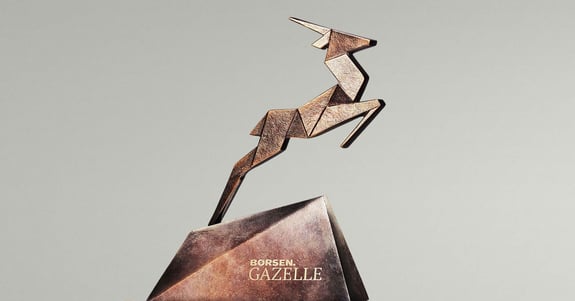 Børsens Gazelle statuette på grå baggrund