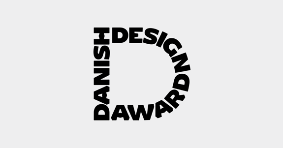 Danish Design Awards logotyp på grå bakgrund