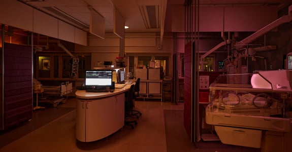 Neonatalafdeling med kuvøse og døgnrytmelys inddelt i lyszoner