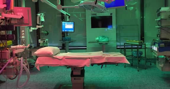 Operating theater with ergonomic lighting from Chromaviso in shades of green and red