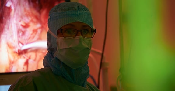 Ergonomic lighting in use during binocular surgery at Karlstad's new surgery centre